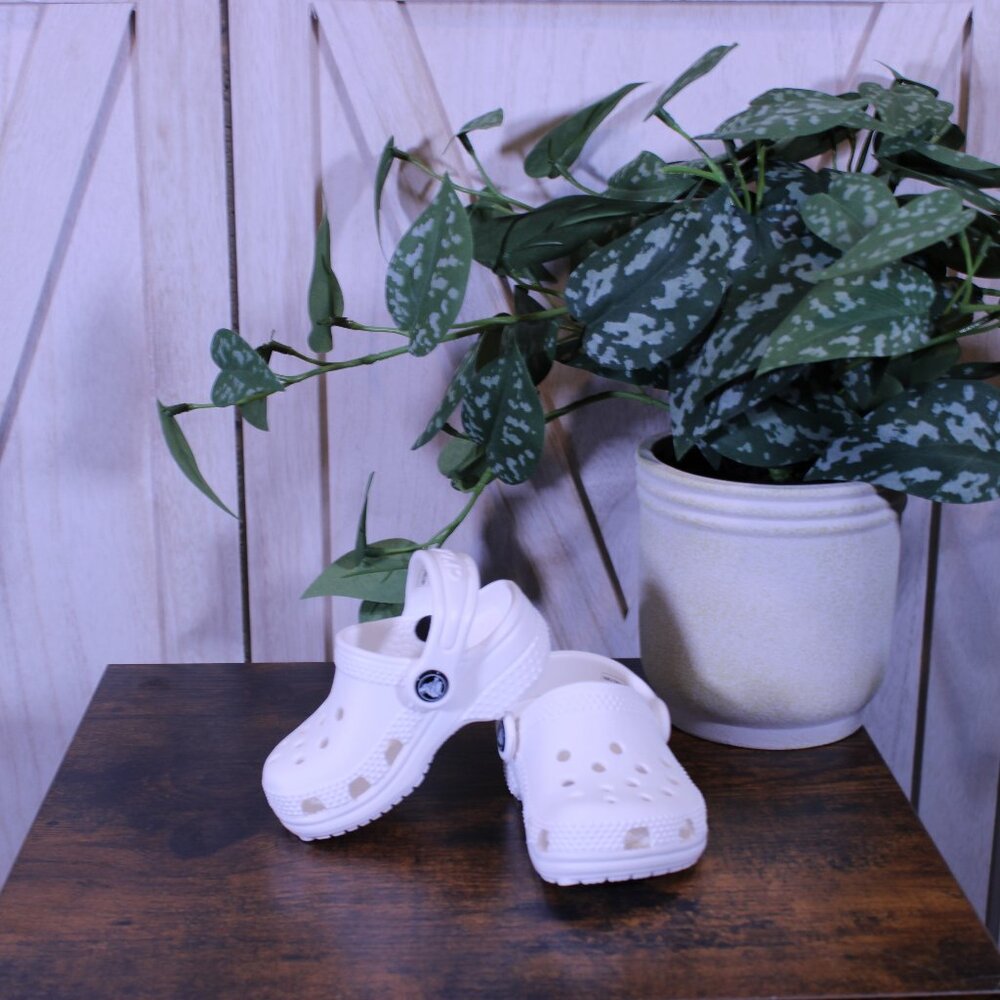 NWOT! Crocs Infant Baby Clogs White Dual Size C2/C3 (baby shoe size 2-3)